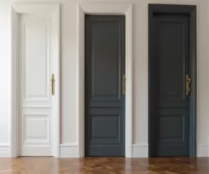 Jaki kolor listew przypodłogowych do ciemnych drzwi